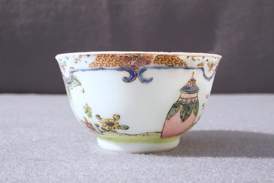 Une tasse et soucoupe en porcelaine de Chine famille rose &agrave; d&eacute;cor d'une musicienne, Yongzheng